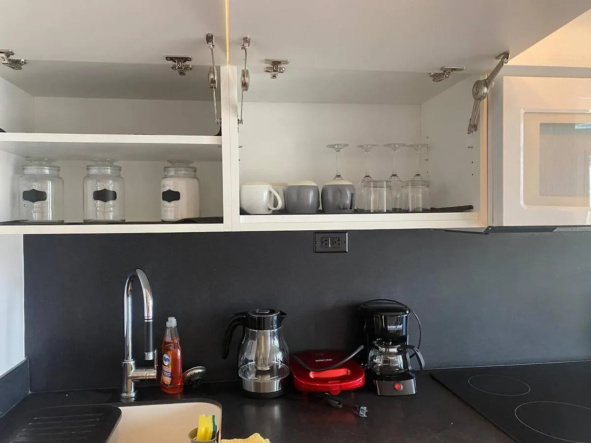 Family Oriented Downtown Toronto 2Bdrm Condo With Parking & Office Space カナダ