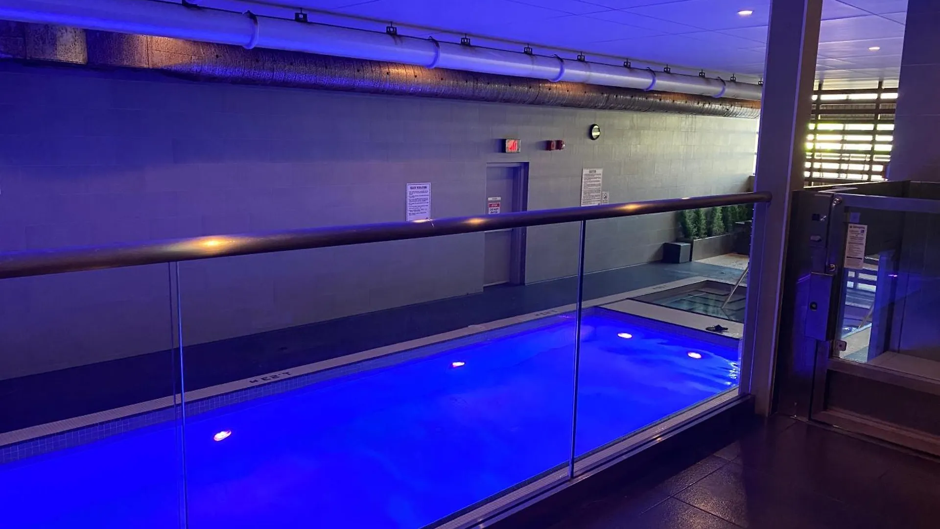 Family Oriented Downtown Toronto 2Bdrm Condo With Parking & Office Space カナダ