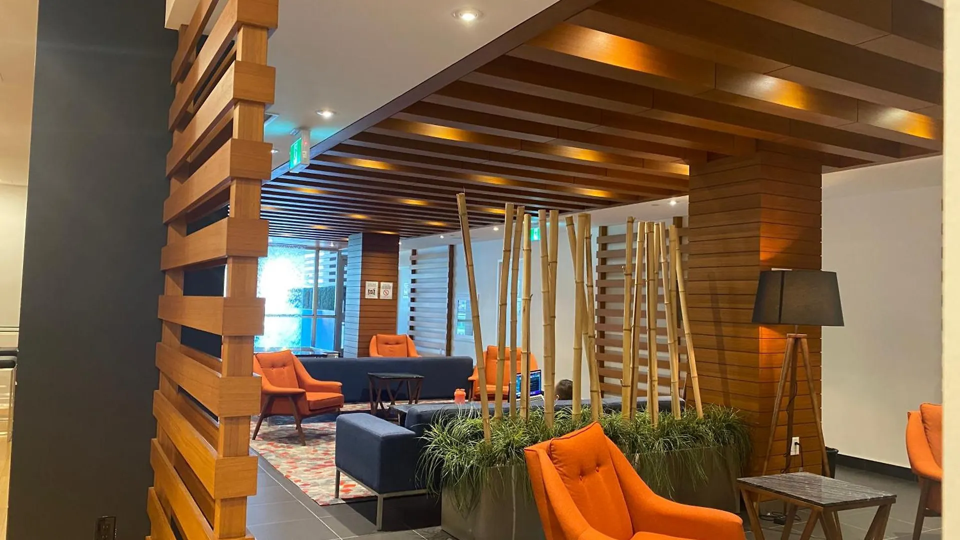 Family Oriented Downtown Toronto 2Bdrm Condo With Parking & Office Space カナダ