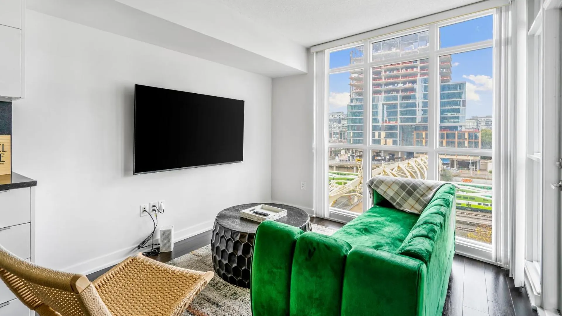 Family Oriented Downtown Toronto 2Bdrm Condo With Parking & Office Space 0*,  カナダ