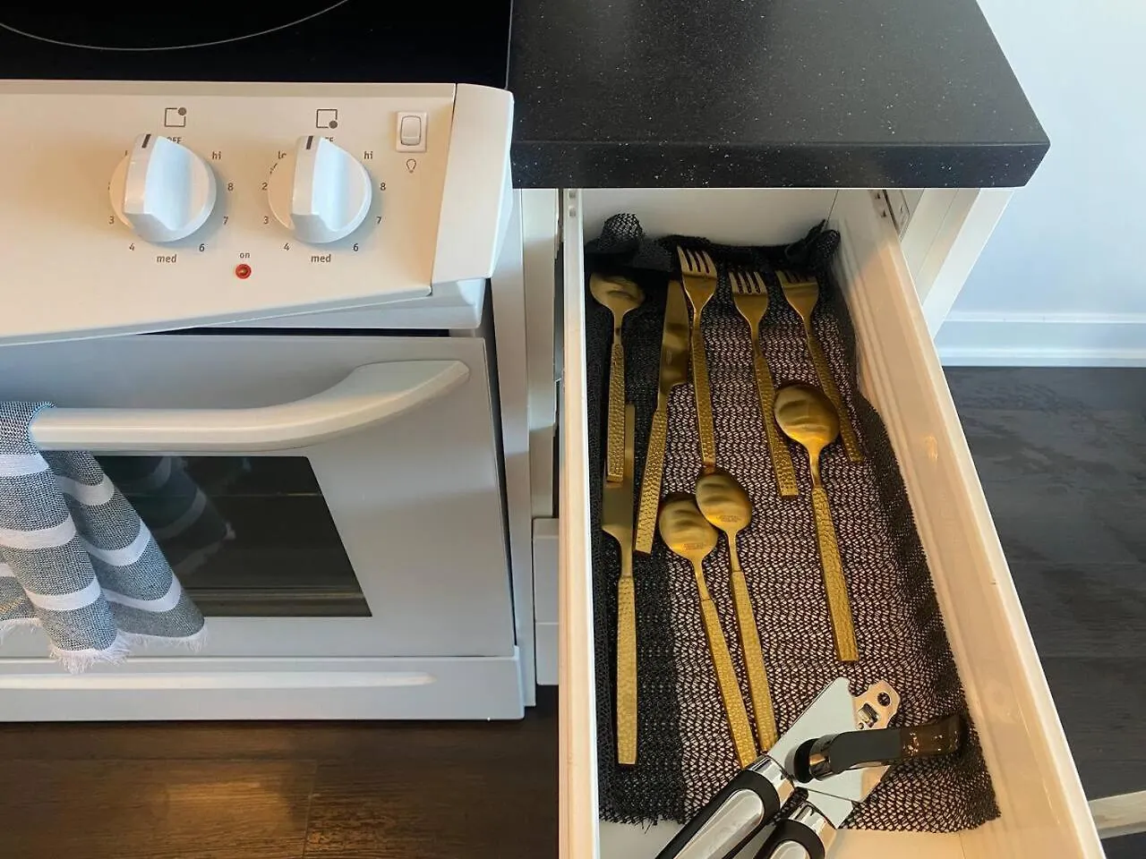 Family Oriented Downtown Toronto 2Bdrm Condo With Parking & Office Space カナダ