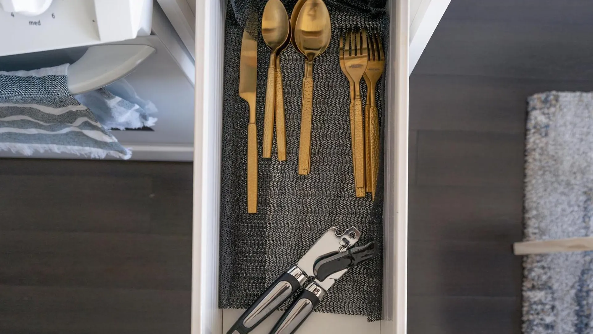 Family Oriented Downtown Toronto 2Bdrm Condo With Parking & Office Space Appartement